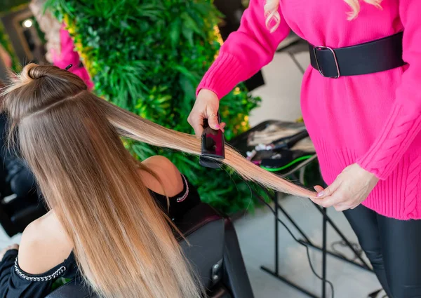 Professioneller Friseur Bereitet Blondes Haar Auf Extensions Vor Und Richtet — Stockfoto