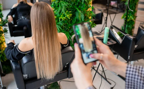 Professionele Kapper Het Nemen Van Foto Van Blonde Client Hair — Stockfoto