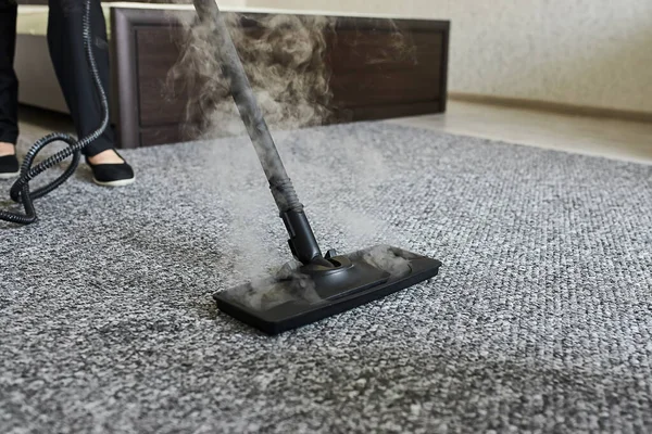 清洗服务公司员工用专业蒸汽清洗机将地毯上的污垢清理干净 — 图库照片