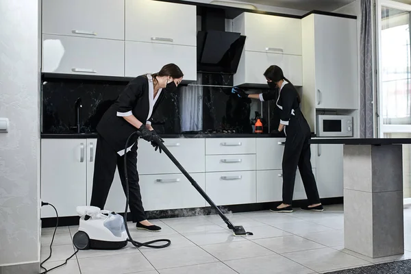 Schoonmaakbedrijf Medewerkers Verwijderen Schoonmaakkeuken Met Professionele Stoomreiniger Apparatuur — Stockfoto