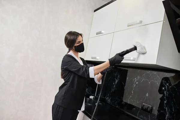 Reinigungsdienstmitarbeiter Gummihandschuhen Entfernen Schmutz Von Der Arbeitsplatte Mit Professionellem Dampfreiniger — Stockfoto