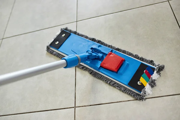 专业的清洁服务公司员工 戴着橡胶手套 用拖把从厨房地板上去除污垢 消毒消毒 — 图库照片