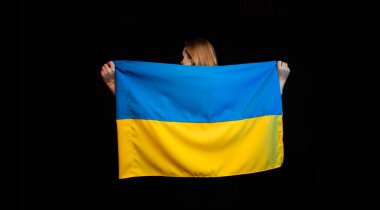 Ukrayna bayrağı siyah arka planda güzel bir Ukraynalı kız. Uzayı kopyala Rus Ukrayna Savaşı. Ukrayna için yardım ve dua et. Savaşı durdurun..