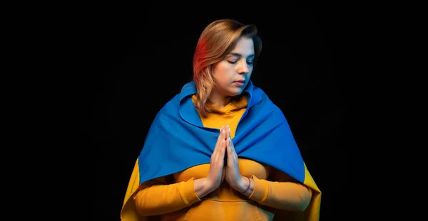 우크라이나 국기가 색으로 칠해져 아름다운 러시아 우크라이나 우크라이나에 기도를 전쟁을 — 스톡 사진