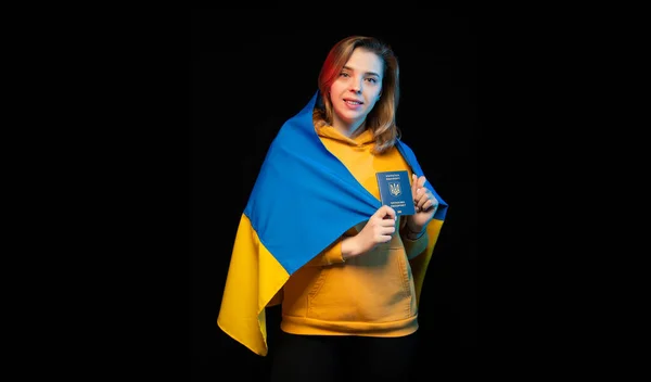 Menina Ucraniana Bonita Com Bandeira Estado Nacional Ucrânia Fundo Preto — Fotografia de Stock