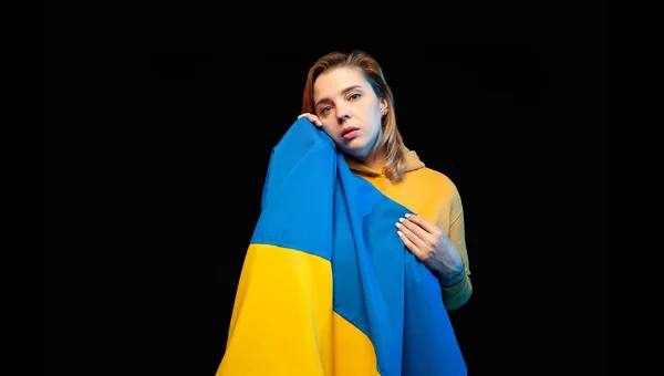 Menina Ucraniana Bonita Com Bandeira Estado Nacional Ucrânia Fundo Preto — Fotografia de Stock