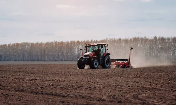 Voorjaarszaaiseizoen Boer Met Een Tractor Zaait Maïszaden Zijn Veld Maïs — Stockfoto