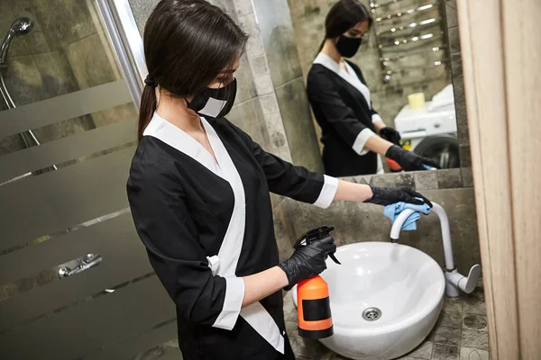 Profesjonalny Pracownik Firmy Sprzątającej Gumowych Rękawiczkach Czyszczenie Kranu Wody Zlewozmywaka — Zdjęcie stockowe
