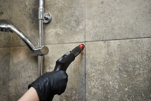 Pracownik Firmy Sprzątającej Gumowych Rękawiczkach Czyszczenia Płytek Łazience Profesjonalnym Sprzętem — Zdjęcie stockowe