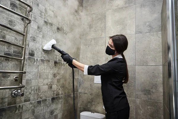 Cleaning Service Company Employee Rubber Gloves Cleaning Tiles Bathroom Professional — ストック写真