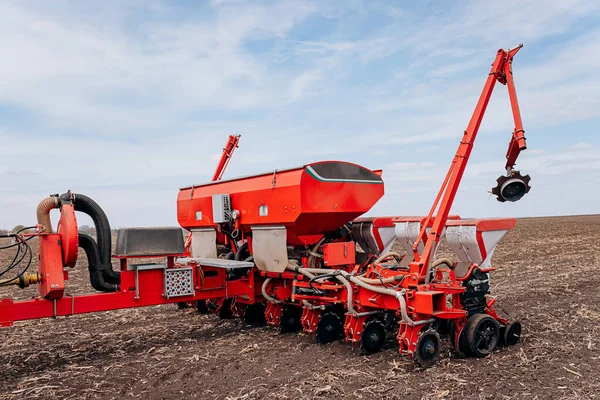 Bahar ekme mevsimi. Traktörlü bir çiftçi tarlasına mısır tohumu ekiyor. İzli ekiciyle mısır ekiyorum. Çiftçilik tohumları. Tarım ve tarım makineleri kavramı.