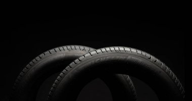 09 Nisan 2022 Vinnitsa, Ukrayna. Yeni araba Michelin Primacy 4 'ü yoruyor. Karanlık arka planda yol tekerlekleri. Asimetrik lastik dizaynlı yaz lastikleri. Araba sürme kavramı. 