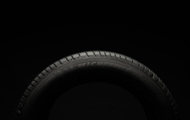 09 Nisan 2022 Vinnitsa, Ukrayna. Yeni araba lastiği Michelin Primacy 4 artı. Karanlık arka planda yol çarkı. Asimetrik lastik dizaynlı Summer Lastiği. Araba sürme kavramı. 