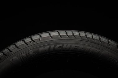 09 Nisan 2022 Vinnitsa, Ukrayna. Yeni araba lastiği Michelin Primacy 4 artı. Karanlık arka planda yol çarkı. Asimetrik lastik dizaynlı Summer Lastiği. Araba sürme kavramı. 