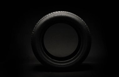 09 Nisan 2022 Vinnitsa, Ukrayna. Yeni araba lastiği Michelin Primacy 4 artı. Karanlık arka planda yol çarkı. Asimetrik lastik dizaynlı Summer Lastiği. Araba sürme kavramı. 