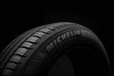 09 Nisan 2022 Vinnitsa, Ukrayna. Yeni araba lastiği Michelin Primacy 4 artı. Karanlık arka planda yol çarkı. Asimetrik lastik dizaynlı Summer Lastiği. Araba sürme kavramı. 