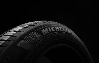 09 Nisan 2022 Vinnitsa, Ukrayna. Yeni araba lastiği Michelin Primacy 4 artı. Karanlık arka planda yol çarkı. Asimetrik lastik dizaynlı Summer Lastiği. Araba sürme kavramı. 