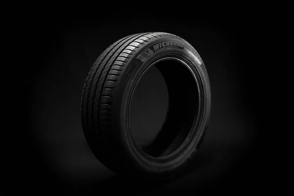2022年4月9日 乌克兰文尼察市 新车胎米其林4 黑暗背景下的方向盘 夏季轮胎与不对称的胎面设计 驾驶汽车的概念 — 图库照片