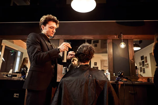February 2021 Vinnitsa Ukraine Salon Man Barber Chair Hairdresser Serves — Stock Photo, Image