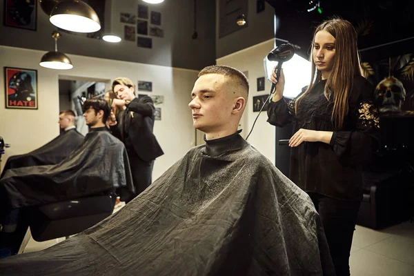 Fevereiro 2021 Vinnitsa Ucrânia Salão Homem Numa Cadeira Barbeiro Cabeleireiro — Fotografia de Stock