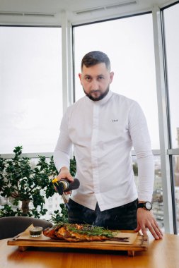 Şef lokantada taze balık servis ediyor.