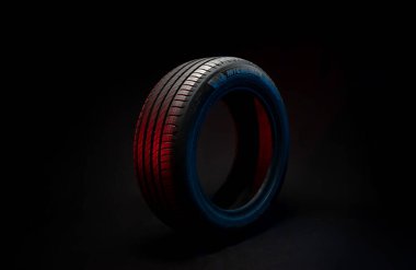 09 Nisan 2022 Vinnitsa, Ukrayna. Yeni araba lastiği Michelin Primacy 4 artı. Karanlık arka planda yol çarkı. Asimetrik lastik dizaynlı Summer Lastiği. Araba sürme kavramı. 