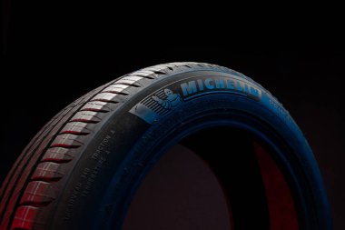 09 Nisan 2022 Vinnitsa, Ukrayna. Yeni araba lastiği Michelin Primacy 4 artı. Karanlık arka planda yol çarkı. Asimetrik lastik dizaynlı Summer Lastiği. Araba sürme kavramı. 