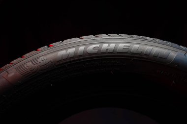 09 Nisan 2022 Vinnitsa, Ukrayna. Yeni araba lastiği Michelin Primacy 4 artı. Karanlık arka planda yol çarkı. Asimetrik lastik dizaynlı Summer Lastiği. Araba sürme kavramı. 