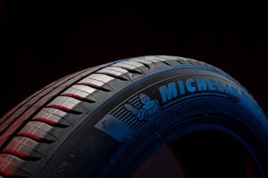 09 Nisan 2022 Vinnitsa, Ukrayna. Yeni araba lastiği Michelin Primacy 4 artı. Karanlık arka planda yol çarkı. Asimetrik lastik dizaynlı Summer Lastiği. Araba sürme kavramı. 