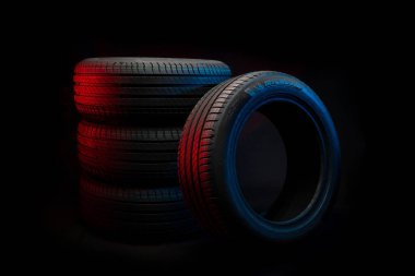 09 Nisan 2022 Vinnitsa, Ukrayna. Yeni araba Michelin Primacy 4 'ü yoruyor. Karanlık arka planda yol tekerlekleri. Asimetrik lastik dizaynlı yaz lastikleri. Araba sürme kavramı. 