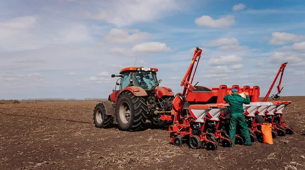 Tavaszi Vetési Szezon Egy Traktoros Farmer Kukoricamagot Vet Földjére Kukoricát — Stock Fotó