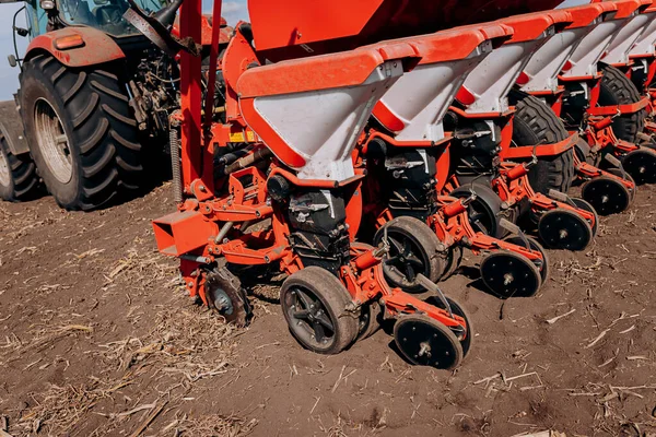 Bahar ekme mevsimi. Traktörlü bir çiftçi tarlasına mısır tohumu ekiyor. İzli ekiciyle mısır ekiyorum. Çiftçilik tohumları. Tarım ve tarım makineleri kavramı.
