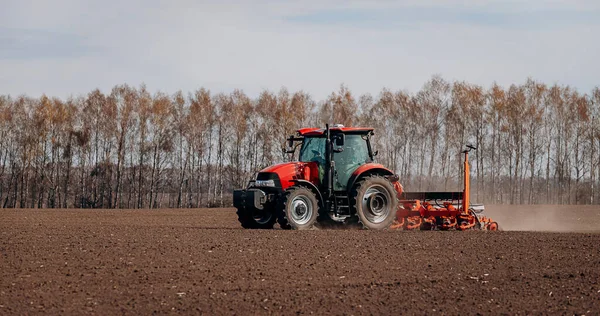 Tavaszi Vetési Szezon Egy Traktoros Farmer Kukoricamagot Vet Földjére Kukoricát — Stock Fotó