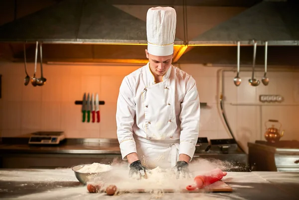 Profesjonalny Cukiernik Przygotowuje Ciasto Mąki Aby Chleb Włoski Makaron Lub — Zdjęcie stockowe