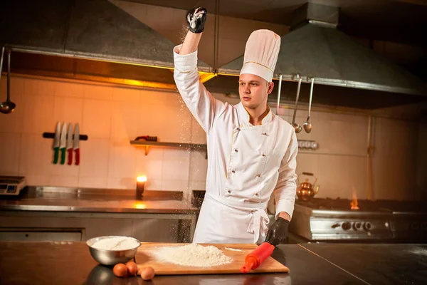 Profesjonalny Cukiernik Przygotowuje Ciasto Mąki Aby Chleb Włoski Makaron Lub — Zdjęcie stockowe