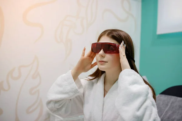 Girl Put Goggles Hair Removal Procedure Laser Hair Removal Cosmetology — ストック写真