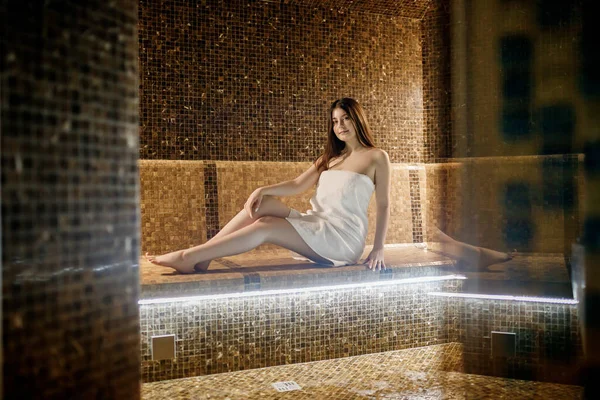 Belleza Spa Concepto Estilo Vida Saludable Hermosa Joven Relajante Spa — Foto de Stock