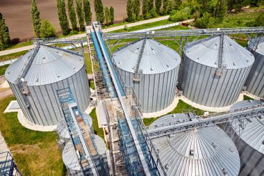 Tarım bölgesinde metal asansör (tahıl silosu). Tahıl Deposu ya da depo, hasatın önemli bir parçasıdır. At, buğday ve diğer mahsuller orada depolanır.