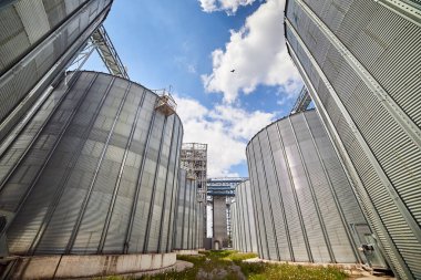 Tarım bölgesinde metal asansör (tahıl silosu). Tahıl Deposu ya da depo, hasatın önemli bir parçasıdır. At, buğday ve diğer mahsuller orada depolanır.