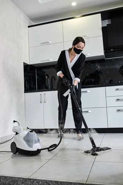 Pracownik Firmy Sprzątającej Usuwający Brud Podłogi Kuchni Pomocą Profesjonalnego Sprzętu — Zdjęcie stockowe