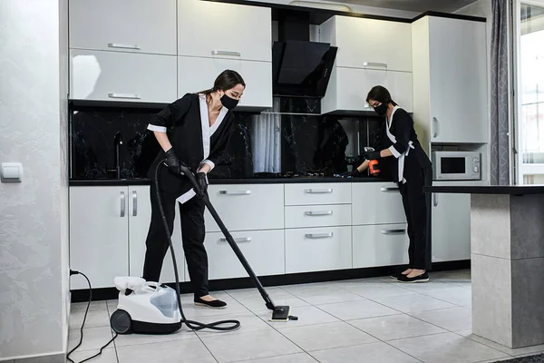 Schoonmaakbedrijf Medewerkers Verwijderen Schoonmaakkeuken Met Professionele Stoomreiniger Apparatuur — Stockfoto