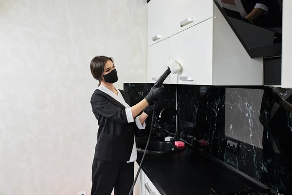 Schoonmaakbedrijf Werknemer Rubber Handschoenen Verwijderen Vuil Van Het Werk Top — Stockfoto