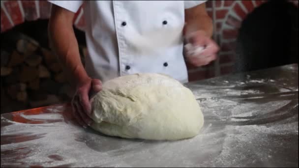 Jefe Cocina Amasa Masa Mesa Con Harina Para Cocinar Pizza — Vídeos de Stock