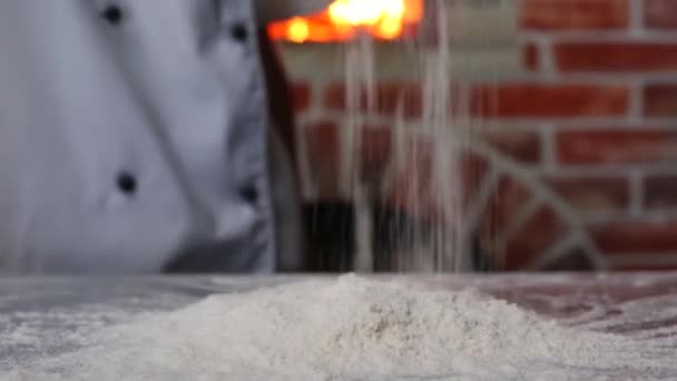 Szef Kuchni Sprinkling Mąki Powierzchni Roboczej Blat Kuchenny Pieczenia Walcowania — Wideo stockowe