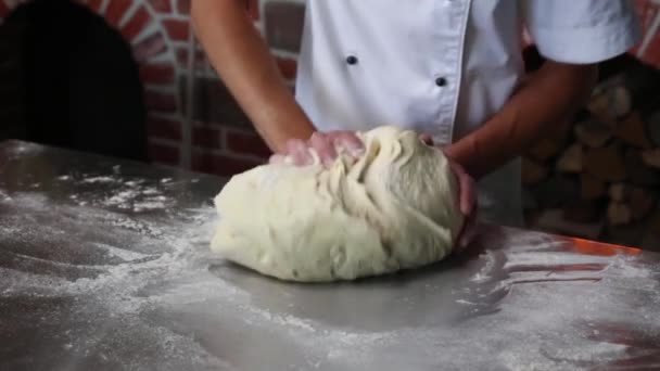 主厨在厨房的一个烧木柴的烤箱旁 用面粉揉碎面团 用于烹调意大利披萨 靠近点 — 图库视频影像