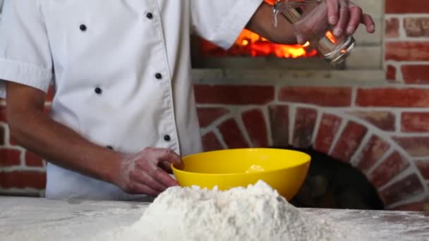 Professional Chef Starts Making Pizza Italian Restaurant Cook Pours Clean — Vídeo de Stock