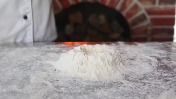 主厨将面粉撒在厨房工作面的柜台上 用于烘烤和推出面团做披萨 — 图库视频影像