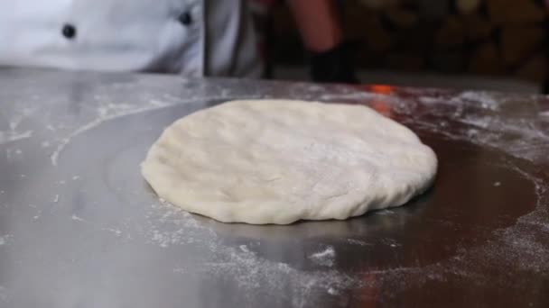 Italský Kuchař Pizzy Sype Mouku Rozsypané Těsto Prosypaném Povrchu Tradiční — Stock video