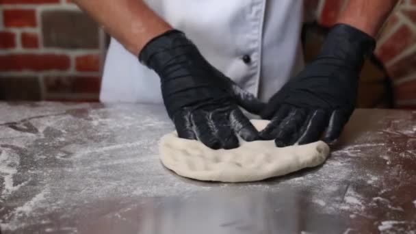 Italiensk Pizzakocke Som Formar Degen Mjölad Yta Och Knådar Den — Stockvideo