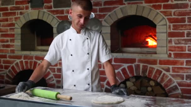 Italský Pizzerie Šéfkuchař Posypat Mouku Válcované Těsto Zapuštěném Povrchu Tradiční — Stock video